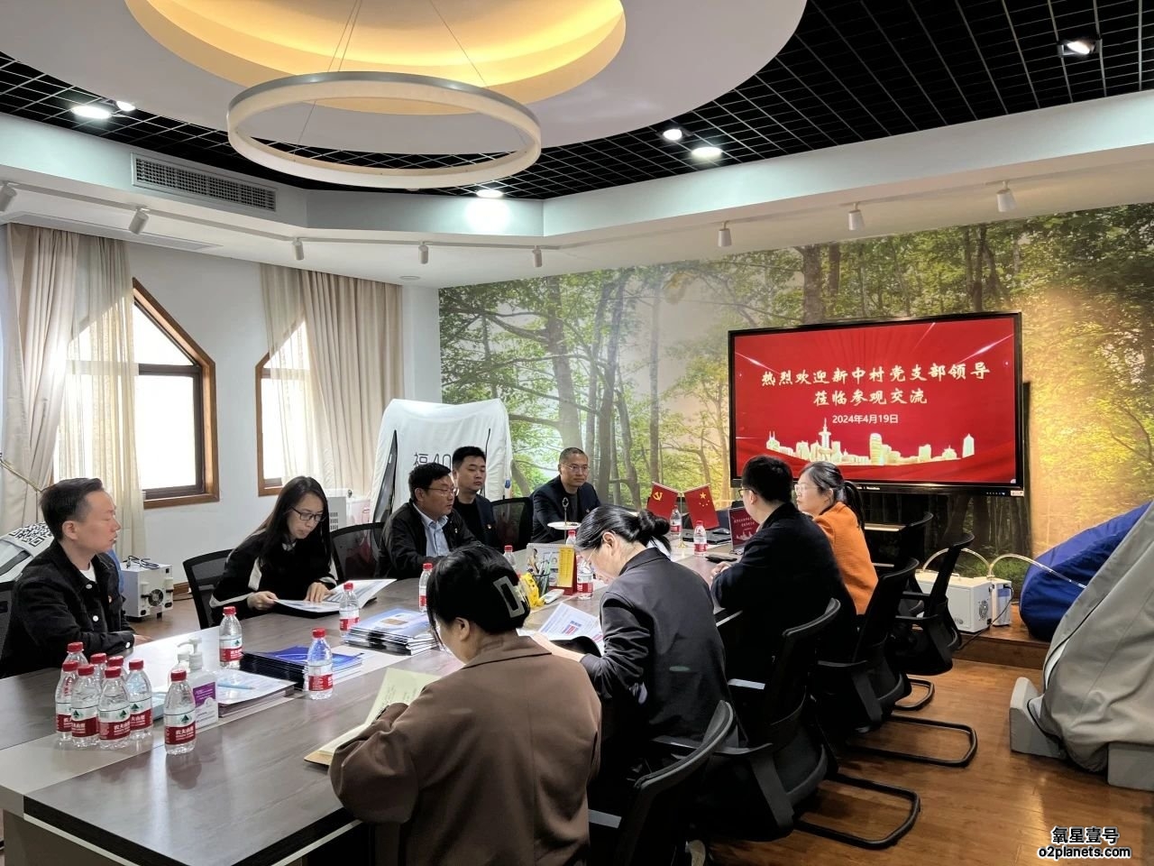 上海市松江区石湖荡镇新中村党支部领导一行到上海宝邦医疗器械有限公司参观交流