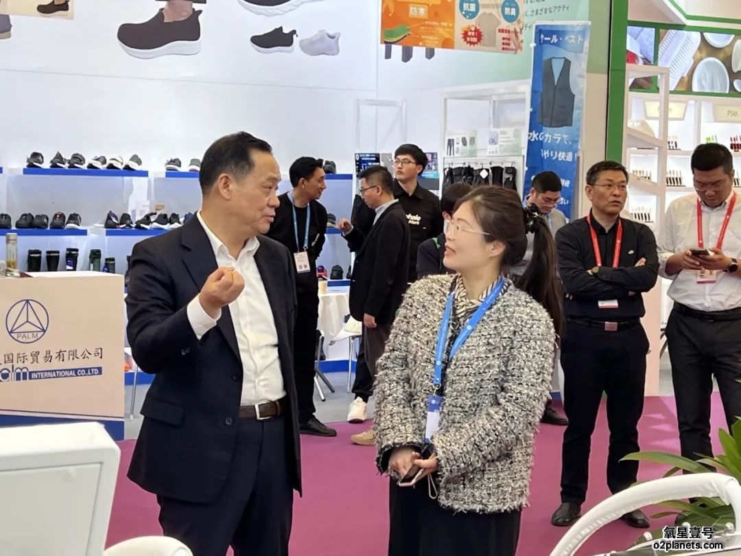 上海市政府副秘书长刘平等领导一行莅临上海宝邦展台指导调研