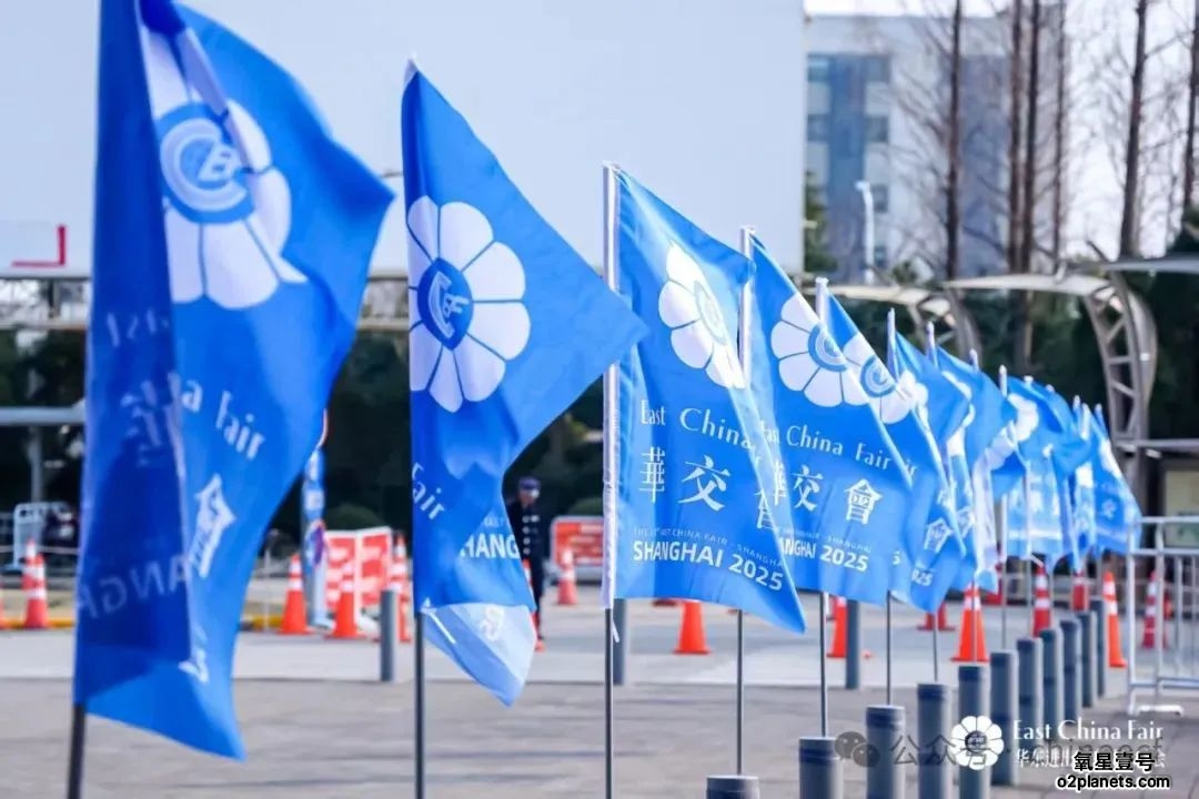上海市政府副秘书长刘平等领导一行莅临上海宝邦展台指导调研