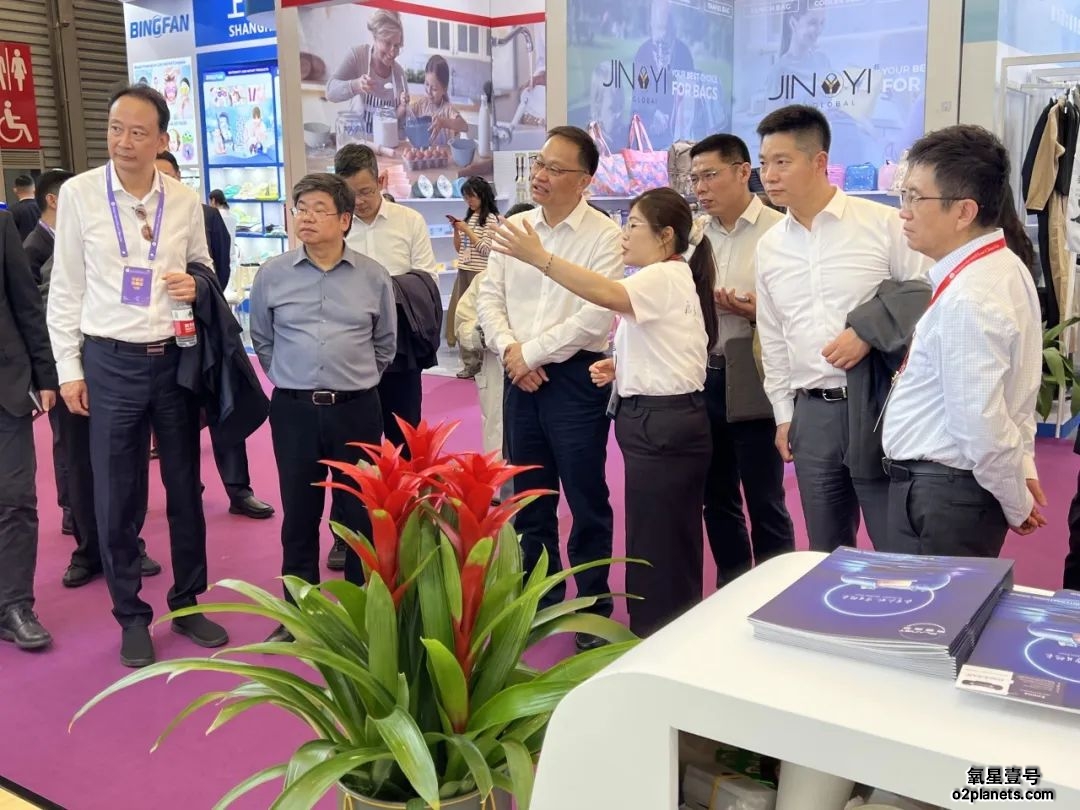 商务部外贸司司长李兴乾等有关领导一行莅临上海宝邦展台调研指导