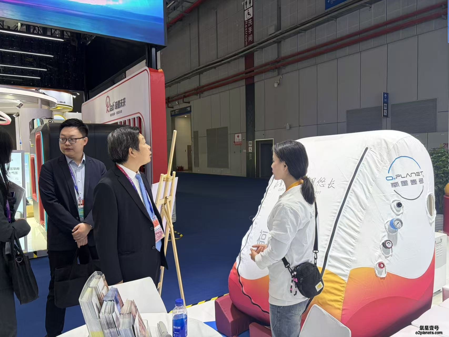氧星壹号家用高压氧舱进博会现场