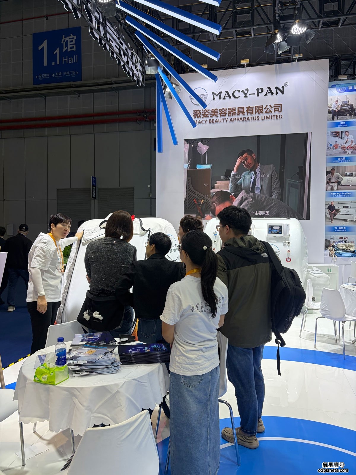 氧星壹号家用高压氧舱进博会现场