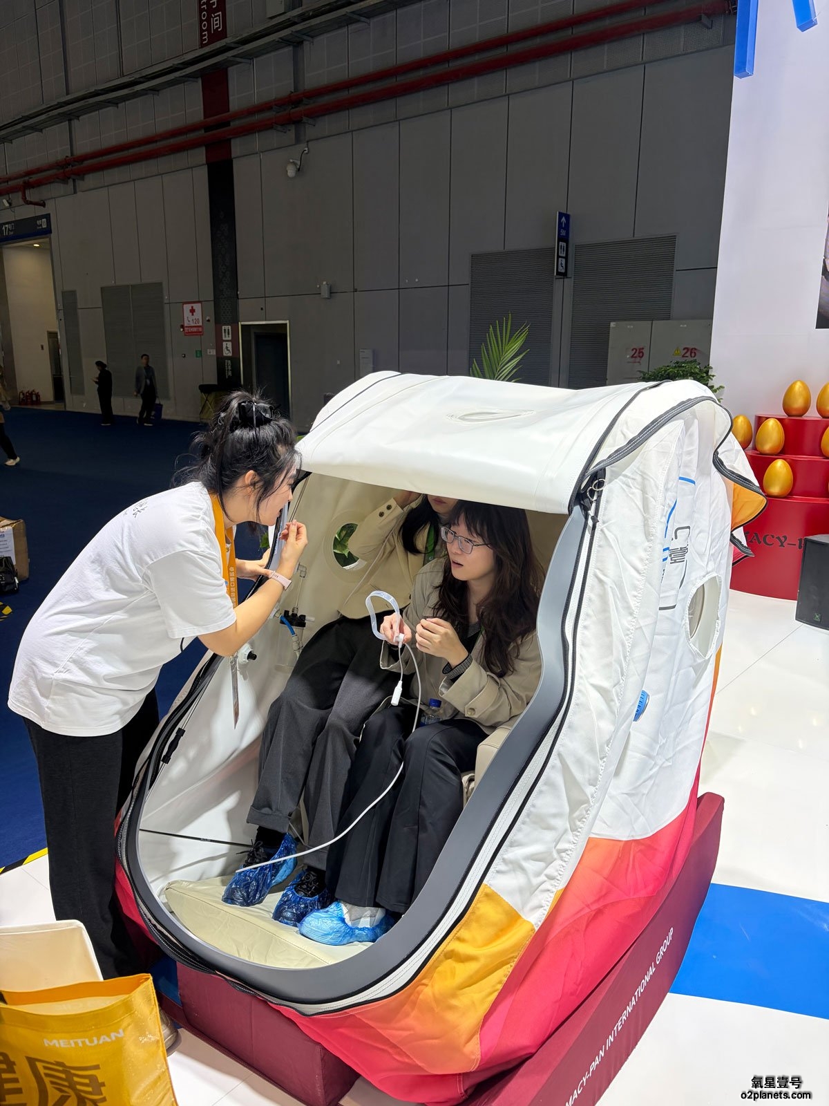 氧星壹号家用高压氧舱进博会现场