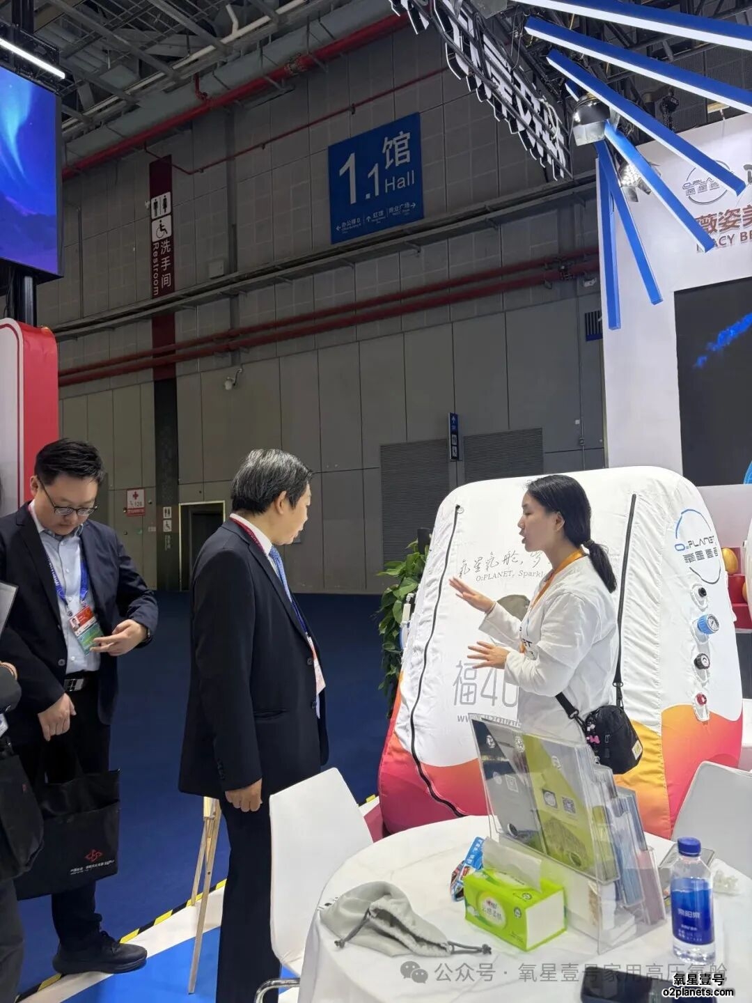 氧星壹号家用高压氧舱进博会现场