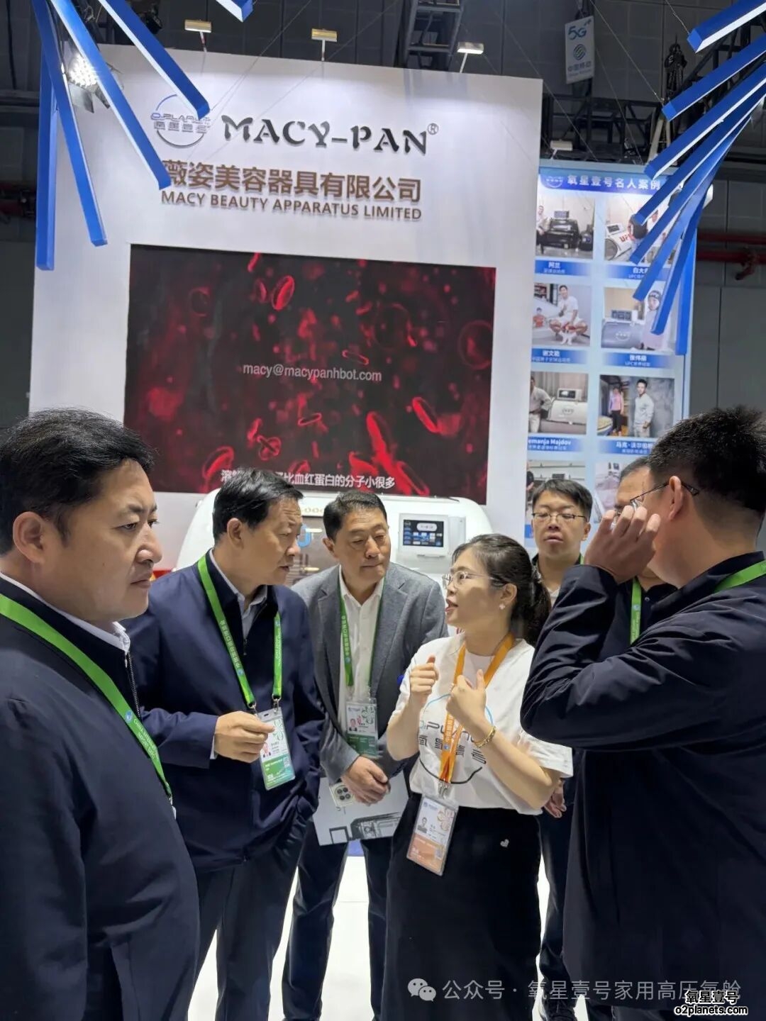 氧星壹号家用高压氧舱进博会现场