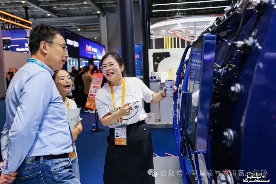 氧星壹号家用高压氧舱进博会现场