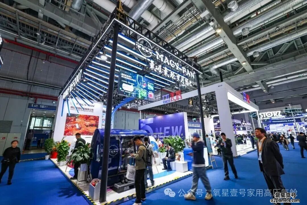 氧星壹号家用高压氧舱进博会现场