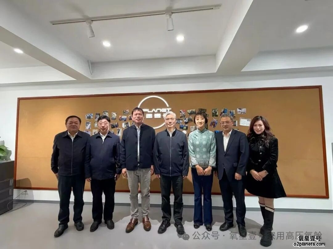 市委老干部局局长莅临上海宝邦体验家用高压氧舱