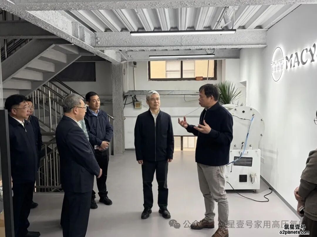 市委老干部局局长莅临上海宝邦体验家用高压氧舱