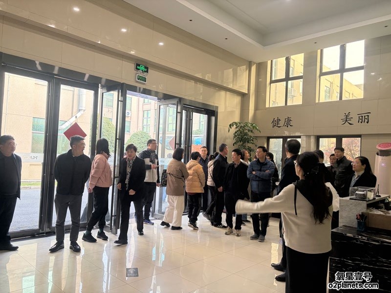 老干部局代表团参观我司家用高压氧舱