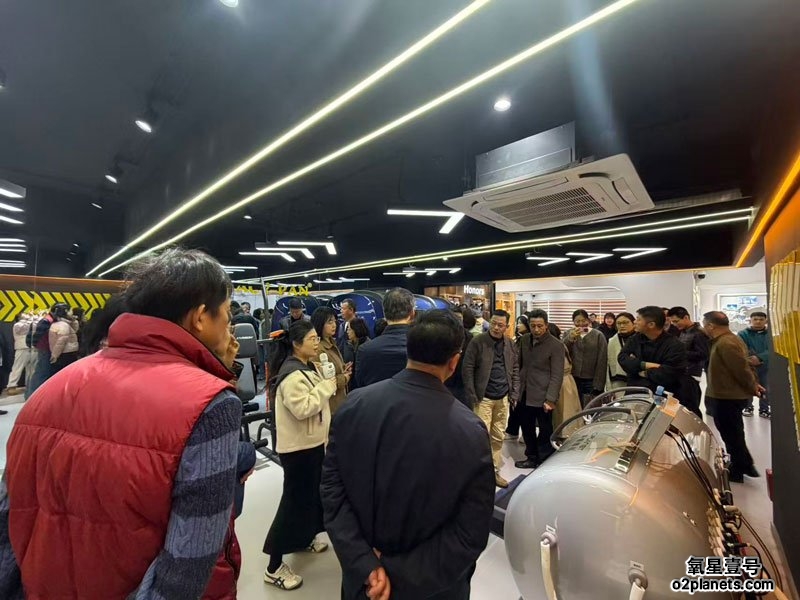 老干部局代表团参观我司家用高压氧舱