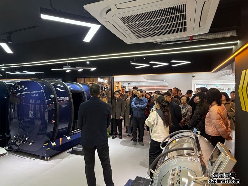 老干部局代表团参观我司家用高压氧舱