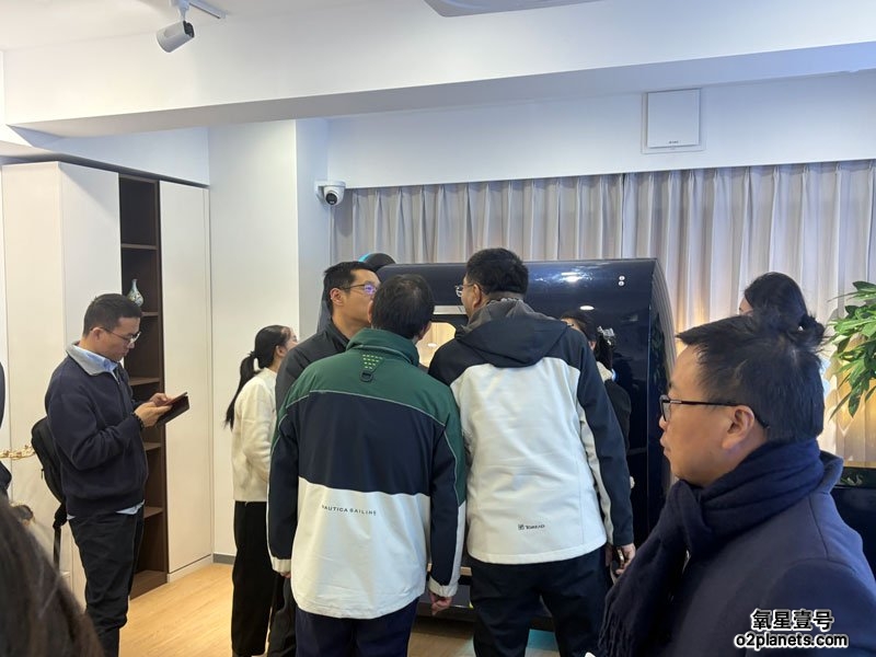 老干部局代表团参观我司家用高压氧舱