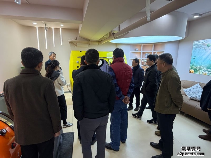 老干部局代表团参观我司家用高压氧舱