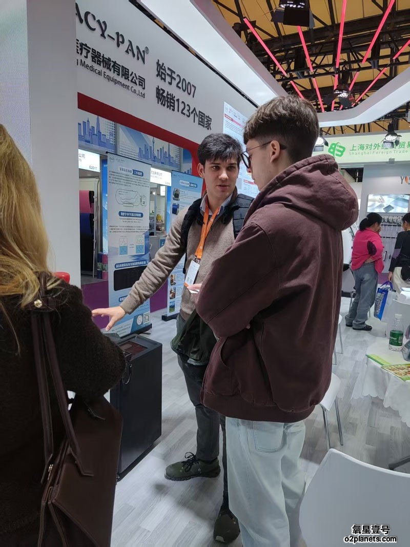 氧星壹号家用高压氧舱华交会现场