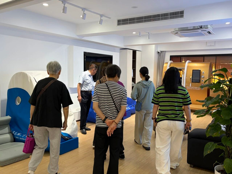 氧星壹号家用高压氧舱老年团体验活动