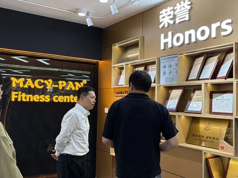 石湖荡镇党委火光书记一行莅临上海宝邦调研指导